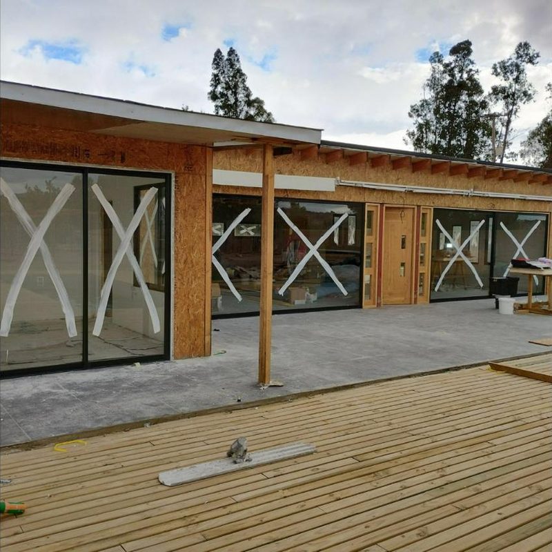 Ventanales de aluminio negro con termopanel instalados en una casa