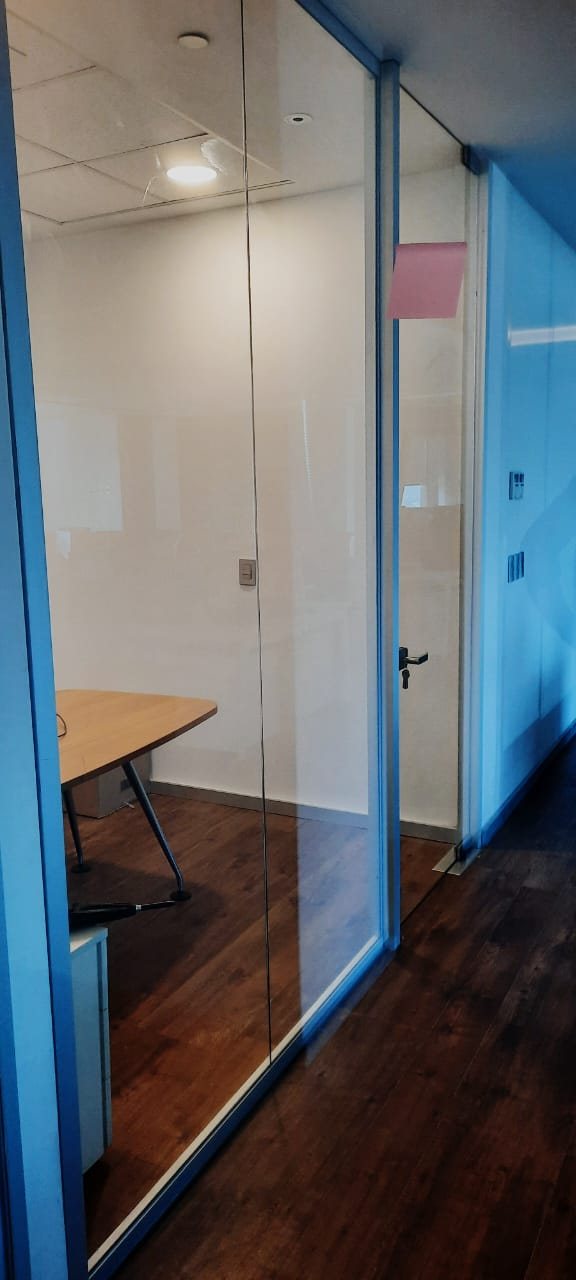 Divisiones de oficina de vidrio de piso a cielo con puerta y perfiles de aluminio
