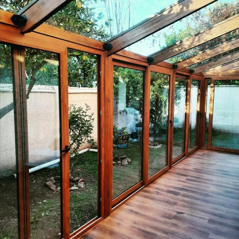Cerramiento con ventanas de PVC color roble dorado