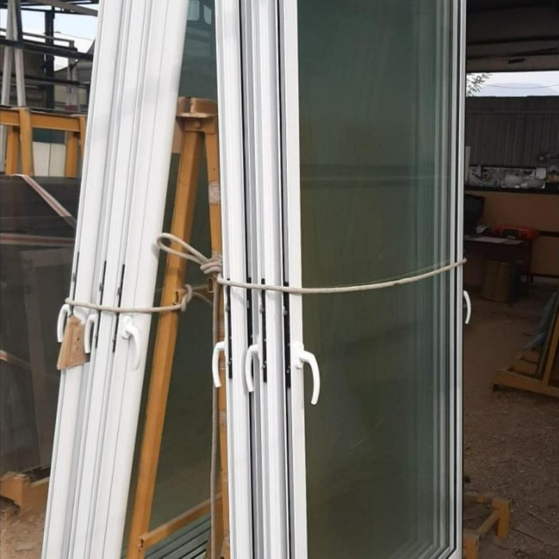 Ventanas blancas terminadas en el taller de Metalglass